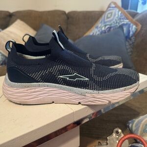 Navy and White Avia Slip-On Sneakers Sz 8 comfy